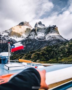 Bandera de Chile frente a inmensas montañas